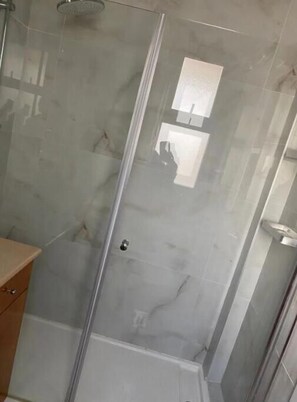 Doccia, asciugacapelli, asciugamani, sapone