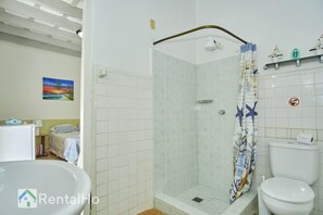 Basic-Dreibettzimmer | Badezimmer