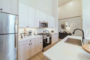 Kjøleskap, mikrobølgeovn, ovn og kokeplater