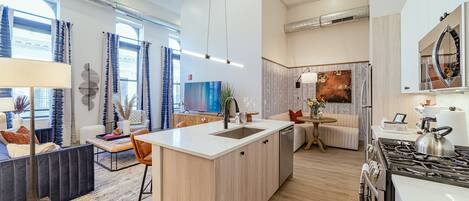 Réfrigérateur, four à micro-ondes, un four, surface de cuisson