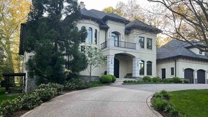 Ein zweistöckiges Haus mit Auffahrt zu einem verschlossenen Eingang.