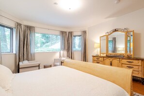 2 bedrooms, desk, iron/ironing board, travel crib