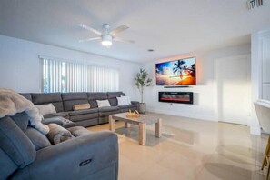 スマートテレビ、暖炉、テレビゲーム、卓球台