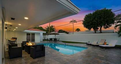 Stylish Modern Oasis • Pool • 2mil to Beach