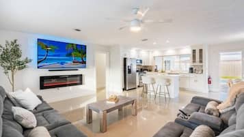 TV connectée, cheminée, jeux vidéo, table de tennis de table