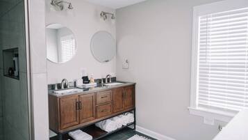 Douche, sèche-cheveux, serviettes fournies