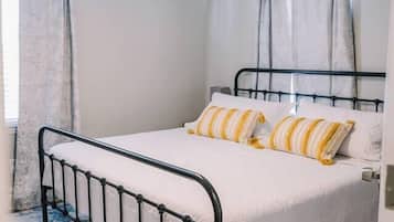 2 slaapkamers, een strijkplank/strijkijzer, reisbedje, gratis wifi
