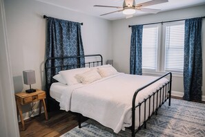 2 habitaciones, tabla de planchar con plancha y cuna de viaje