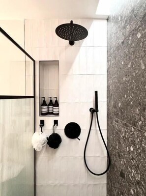 Douche, séchoir à cheveux, serviettes fournies, savon