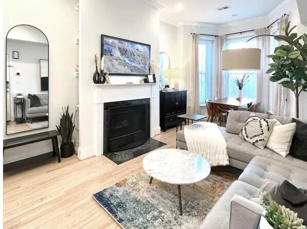 Smart TV, books - Bright & Modern 3BD/3BA Rowhouse in Capitol Hill - Free Parking for 2 Vehicles (Washington)