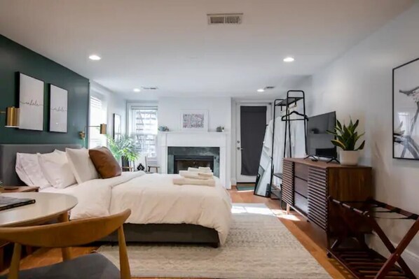 1 bedroom, iron/ironing board, travel cot, WiFi - Cozy, Nature-Inspired Urban Retreat (Washington)