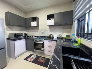 Frigorifero, microonde, forno, piano cottura