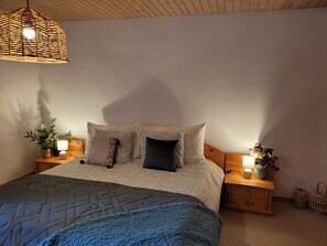 1 bedroom, WiFi, bed sheets - Swiss Chalet for summer and winter fun, next to Luzern and Zurich (Oberiberg)