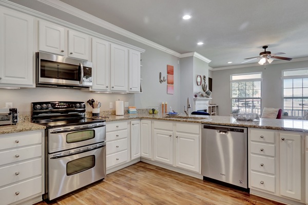 Kylskåp, mikrovågsugn, ugn och spishäll