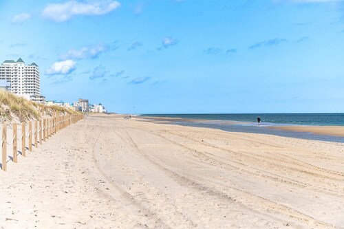 Newly Renovated Condo! Ocean View, Steps to beach, pool, private balcony,A/C