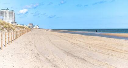 Newly Renovated Condo! Ocean View, Steps to beach, pool, private balcony,A/C