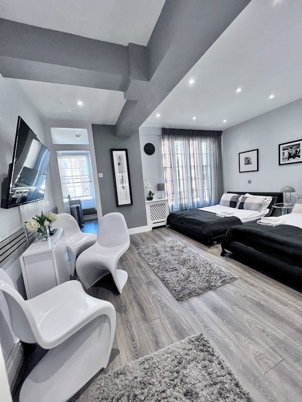 1 Schlafzimmer, Zimmersafe, Schreibtisch, Bügeleisen/Bügelbrett