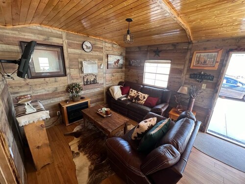 Cozy house w/ min away from outdoor adventures. Hiking, off roading & more.