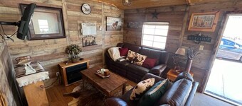 Cozy house w/ min away from outdoor adventures. Hiking, off roading & more.