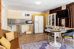 Deluxe Villa | Private kitchen | Microwave, dishwasher, cookware/dishes/utensils