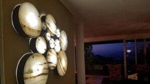 En modern inredning med en väggmonterad lampa som har flera sfäriska detaljer.