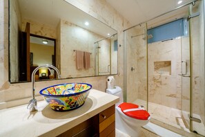 Deluxe Apartment | Bathroom | Shower, hair dryer, towels