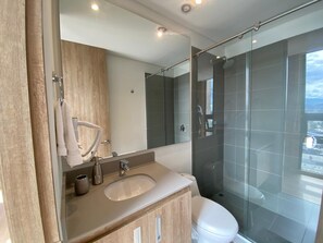 Shower, hair dryer, towels, soap - Nice tourist spot 13th floor
(Bogotá)