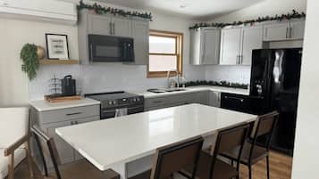 Coffee/tea maker, fridge, microwave, oven