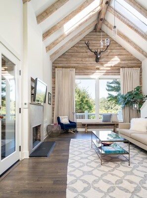 Smart-TV, peis, bøker og stereoanlegg