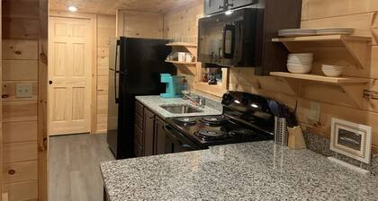 Mtn Cabin Getaway-Best Location! -Hike-Bike-Winery-Fire Pit-Screened in Porch
