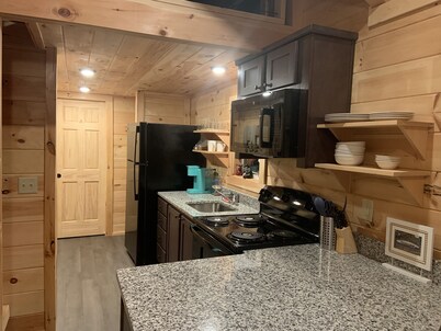 Mtn Cabin Getaway-Best Location! -Hike-Bike-Winery-Fire Pit-Screened in Porch