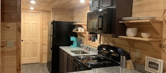 Mtn Cabin Getaway-Best Location! -Hike-Bike-Winery-Fire Pit-Screened in Porch