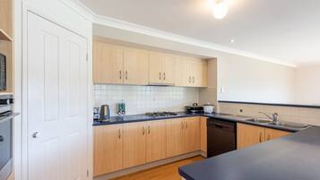 Microondas, horno, placa de cocina y lavavajillas