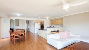 Un apartamento moderno con comedor, cocina y sala de estar.