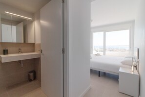 3 chambres, fer et planche à repasser, Wi-Fi gratuit, draps fournis