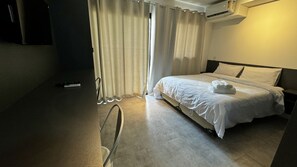 Mörkläggningsgardiner, ljudisolering och strykjärn/strykbräda