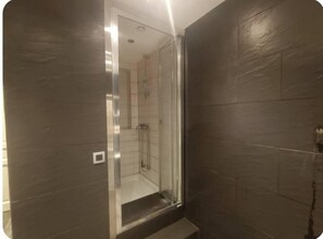 Hårføner og håndklær