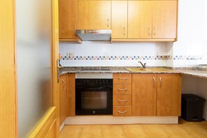 Een koelkast, een microgolfoven, een oven, een kookplaat