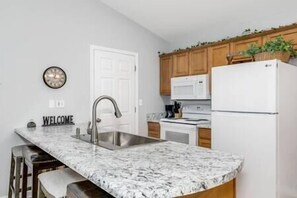 Réfrigérateur, four à micro-ondes, un four, surface de cuisson