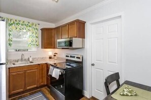 Kjøleskap, mikrobølgeovn, ovn og kokeplater