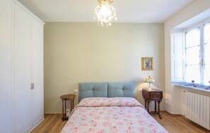 2 bedrooms, travel cot, free WiFi, bed sheets