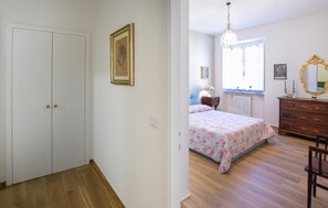 2 bedrooms, travel cot, free WiFi, bed sheets