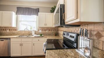 Køleskab, mikrobølgeovn, ovn, kogeplade