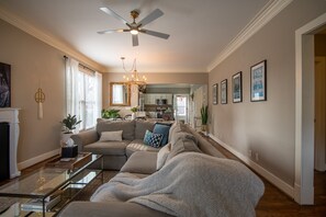 Smart TV, libros, biblioteca de música