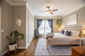 3 habitaciones, escritorio, tabla de planchar con plancha y wifi gratis