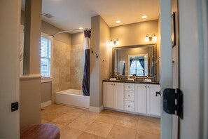 Amenidades de baño ecológicas, secadora de cabello, toallas, jabón 