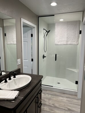 Douche, séchoir à cheveux, serviettes fournies, savon