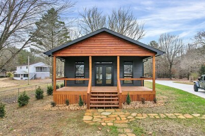 NEW 6 Bedrooms - Two houses and a pavillion on Chickamauga Lake with new dock
