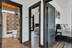 6 bedrooms, free WiFi, bed sheets - NEW 6 Bedrooms - Two houses and a pavillion on Chickamauga Lake with new dock
(Decatur)