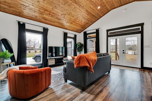 NEW 6 Bedrooms - Two houses and a pavillion on Chickamauga Lake with new dock
